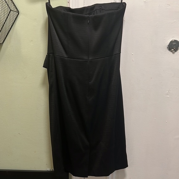 White House Black Market strapless black cocktail dress Size: 6 - Picture 3 of 4
